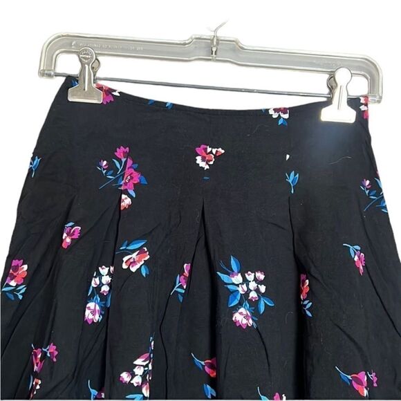3 for $30! Forever 21 floral mini skirt. Size small - Picture 2 of 5
